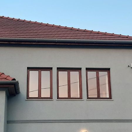 Megyeri Apartman Pócsmegyer 外观 照片