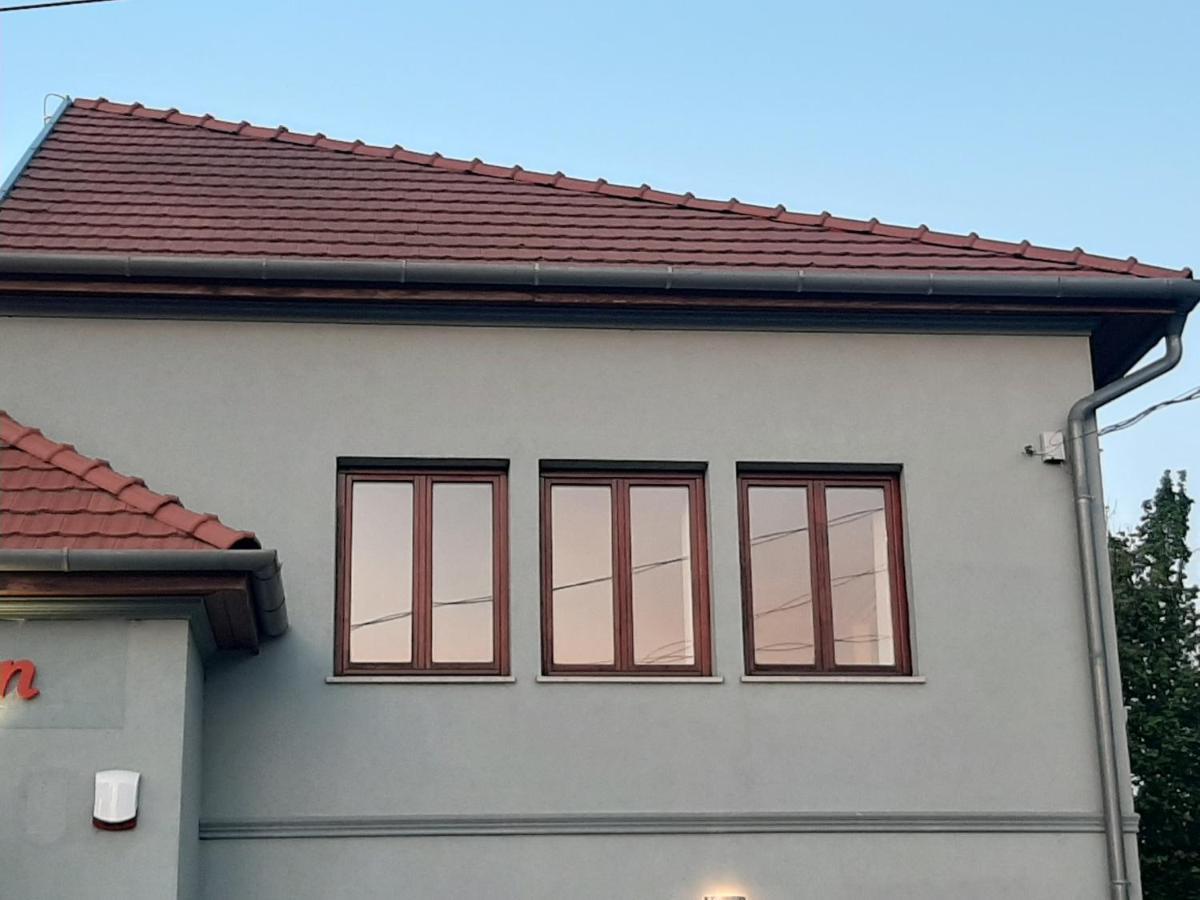 Megyeri Apartman Pócsmegyer 外观 照片